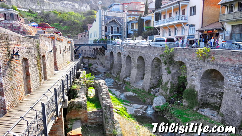 Каньон и водопад в центре старого города Тбилиси